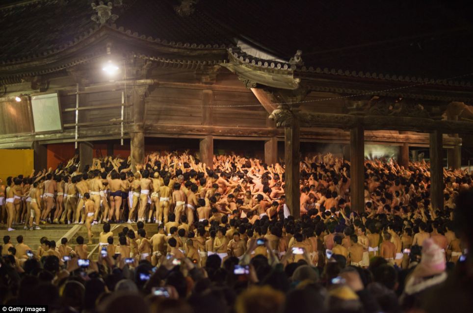 9000 nguoi dan ong coi tran trong le hoi o nhat jpg3 Kỳ Quặc Bốn Phương   9.000 người đàn ông cởi trần trong lễ hội ở Nhật
